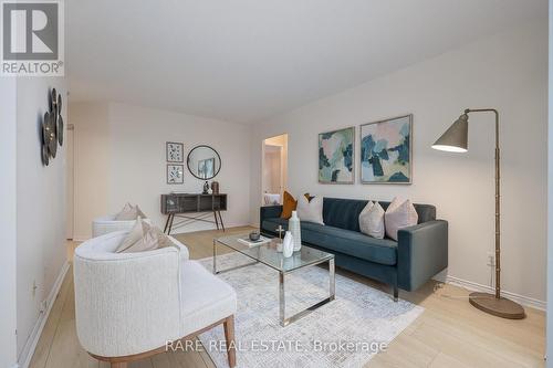 812 - 135 HILLCREST AVENUE  Mississauga, ON L5B 4B1