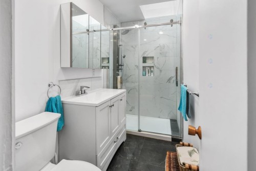 Bathroom - 2122 Rue St-Donat, Montréal (Mercier/Hochelaga-Maisonneuve), QC - Indoor Photo Showing Bathroom