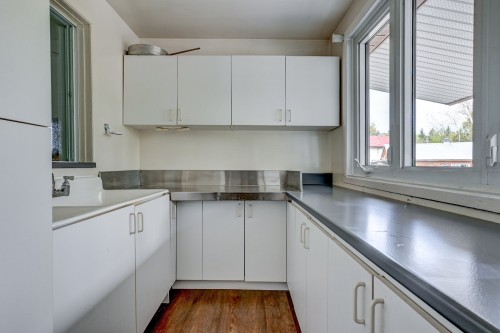 Cuisine - 77 382E Avenue, Saint-Hippolyte, QC - Indoor Photo Showing Kitchen