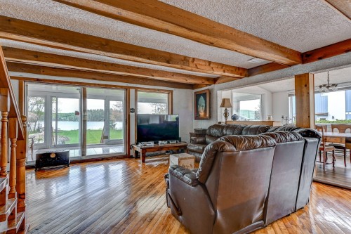 Salon - 77 382E Avenue, Saint-Hippolyte, QC - Indoor Photo Showing Living Room