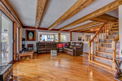 Salon - 77 382E Avenue, Saint-Hippolyte, QC - Indoor Photo Showing Other Room