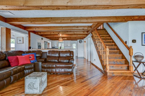 Salon - 77 382E Avenue, Saint-Hippolyte, QC - Indoor Photo Showing Living Room