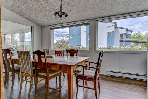 Salle à manger - 77 382E Avenue, Saint-Hippolyte, QC - Indoor Photo Showing Dining Room