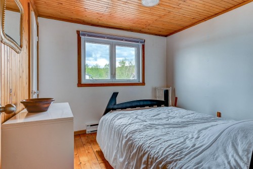 Chambre à coucher - 77 382E Avenue, Saint-Hippolyte, QC - Indoor Photo Showing Bedroom