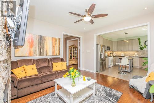 30 Summitview Drive, Ottawa, ON - Indoor Photo Showing Living Room