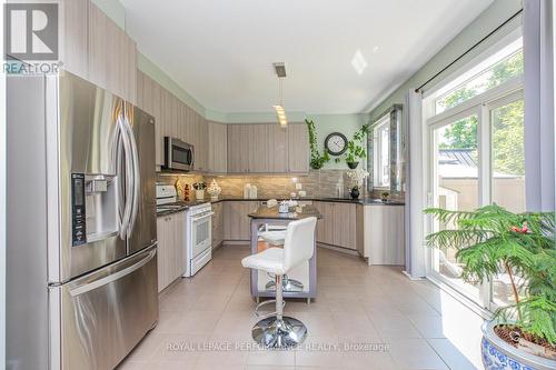 30 Summitview Drive, Ottawa, ON - Indoor Photo Showing Kitchen With Upgraded Kitchen