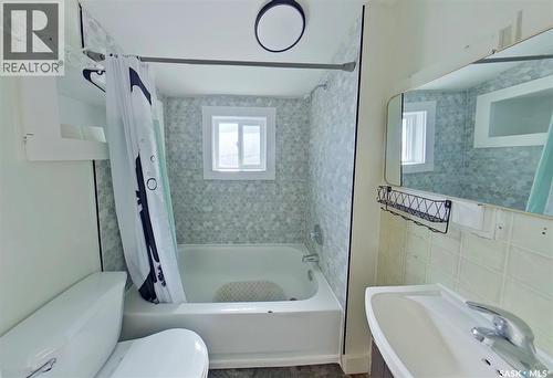 651 Queen Street, Regina, SK - Indoor Photo Showing Bathroom