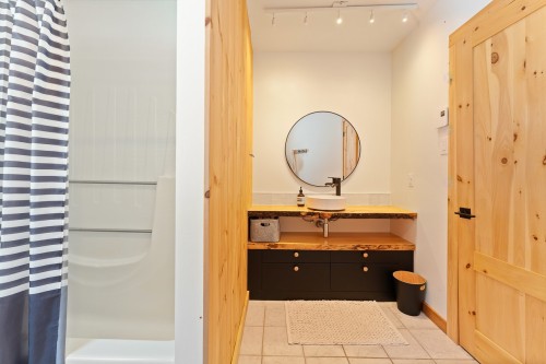 Family Room - 168Z  - 170Z Ch. Demers, Sutton, QC - Indoor Photo Showing Bathroom