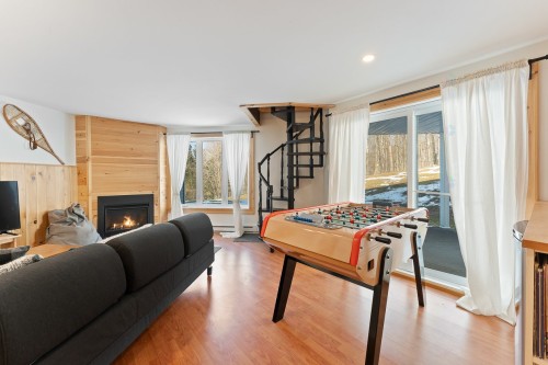 Family Room - 168Z  - 170Z Ch. Demers, Sutton, QC - Indoor Photo Showing Other Room With Fireplace