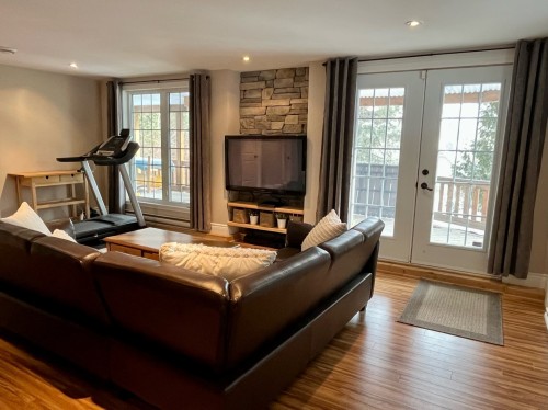 Salle familiale - 261 Ch. Des Cormiers, Piedmont, QC - Indoor