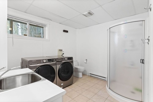 Salle de bains - 40 Ch. Des Catalpas, La Conception, QC - Indoor Photo Showing Laundry Room