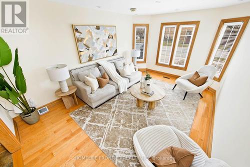 6124 Hardesty Crescent, Mississauga, ON - Indoor Photo Showing Living Room