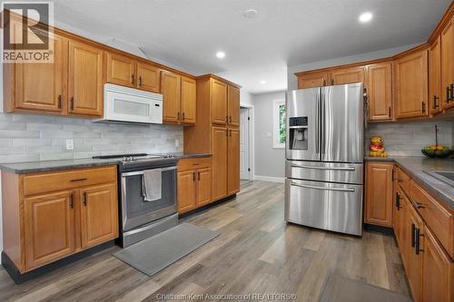 7138 Benoit Drive, Grande Pointe, ON - Indoor Photo Showing Kitchen