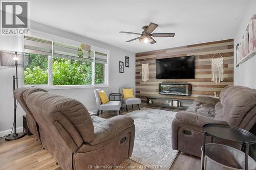 7138 Benoit Drive, Grande Pointe, ON - Indoor Photo Showing Living Room