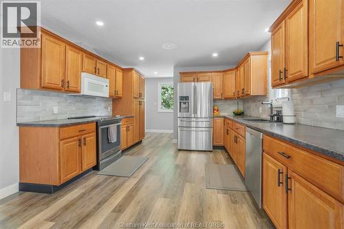7138 Benoit Drive, Grande Pointe, ON - Indoor Photo Showing Kitchen