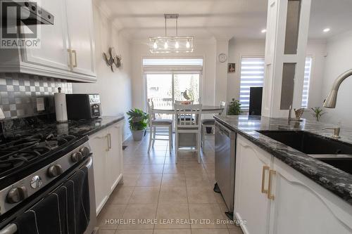 11 Icefall Road, Caledon, ON - Indoor Photo Showing Kitchen With Upgraded Kitchen