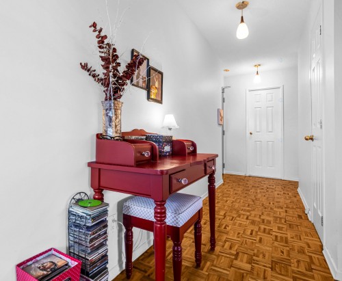 Corridor - 402-40 Av. Du Rhône, Saint-Lambert, QC - Indoor Photo Showing Other Room