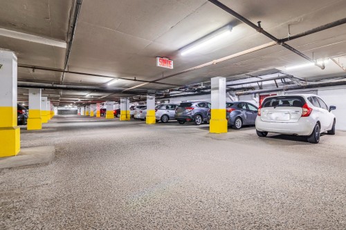 Garage - 402-40 Av. Du Rhône, Saint-Lambert, QC - Indoor Photo Showing Garage