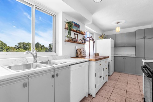 Cuisine - 402-40 Av. Du Rhône, Saint-Lambert, QC - Indoor Photo Showing Kitchen With Double Sink