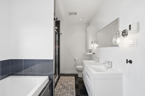 Master Bathroom - 700-24 Rue Waterman, Saint-Lambert, QC - Indoor Photo Showing Bathroom