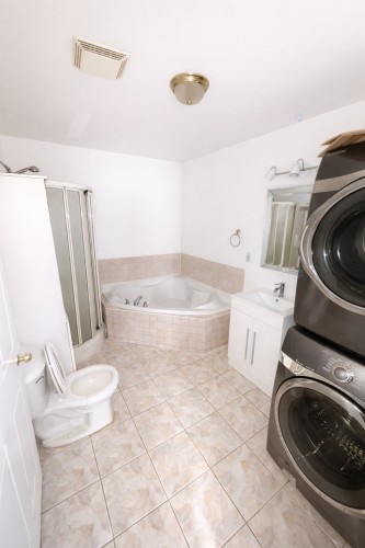 Salle de bains - 2-1561 Rue De Gascogne, Laval (Chomedey), QC - Indoor Photo Showing Laundry Room