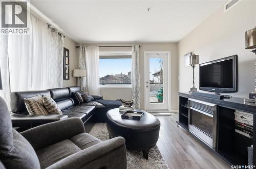 1105 102 Willis Crescent, Saskatoon, SK - Indoor Photo Showing Living Room
