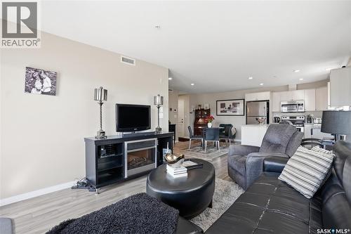 1105 102 Willis Crescent, Saskatoon, SK - Indoor Photo Showing Living Room