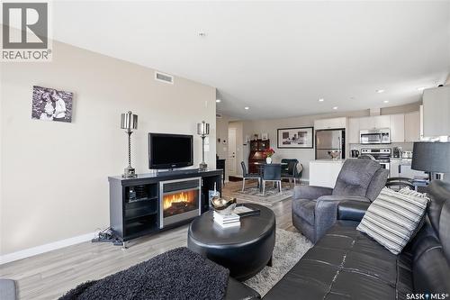 1105 102 Willis Crescent, Saskatoon, SK - Indoor Photo Showing Living Room