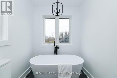 Stunning ensuite soaker tub - 1129 Dipietro Street, Fort Erie (Lakeshore), ON - Indoor Photo Showing Bathroom