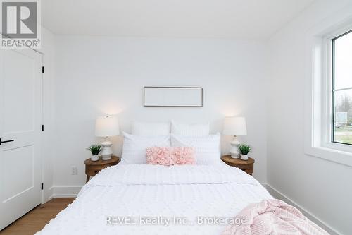 1129 Dipietro Street, Fort Erie (Lakeshore), ON - Indoor Photo Showing Bedroom