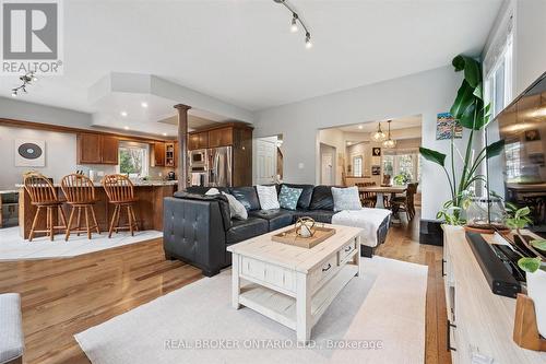 18 Pearwood Court, Kitchener, ON - Indoor Photo Showing Living Room