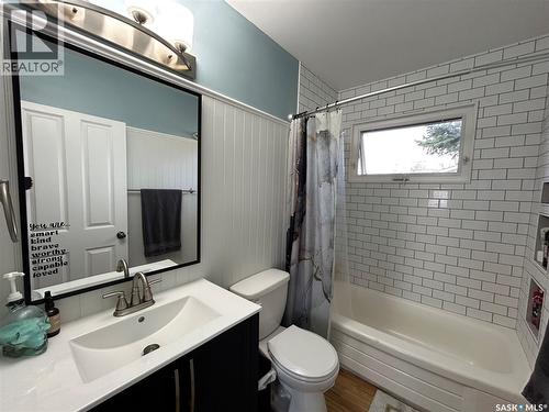 125 4Th Avenue Se, Swift Current, SK - Indoor Photo Showing Bathroom