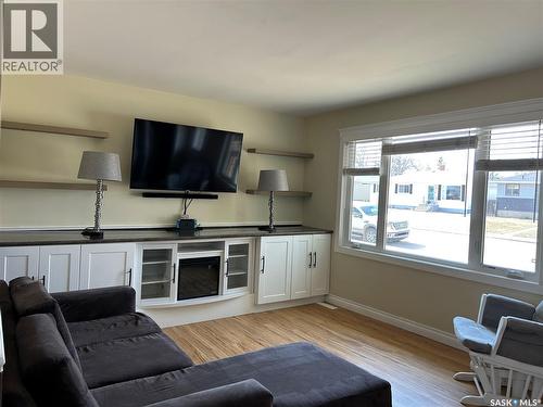125 4Th Avenue Se, Swift Current, SK - Indoor Photo Showing Living Room