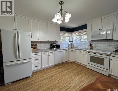 125 4Th Avenue Se, Swift Current, SK - Indoor Photo Showing Kitchen