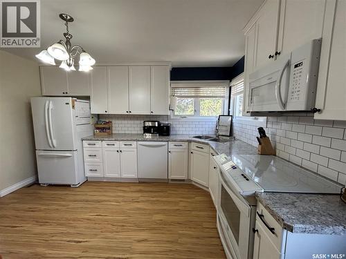 125 4Th Avenue Se, Swift Current, SK - Indoor Photo Showing Kitchen