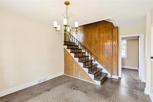 8 Hawthorne Pl, Winnipeg, MB 