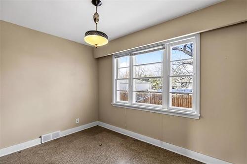 8 Hawthorne Pl, Winnipeg, MB 