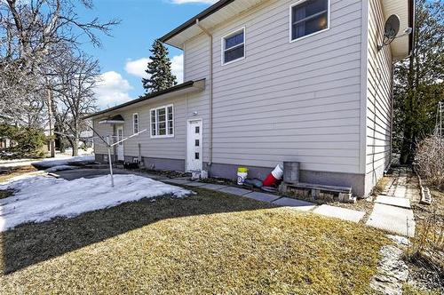 8 Hawthorne Pl, Winnipeg, MB 