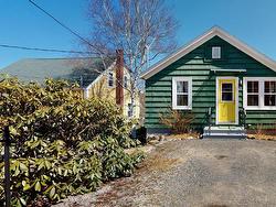 94 Queen Street Chester, NS B0J 1J0