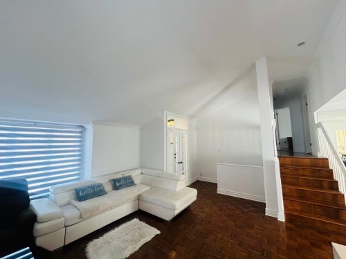 Salon - 180 Place Terry-Fox, Kirkland, QC - Indoor