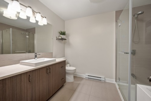 Bathroom - 101-3125 Boul. De La Gare, Vaudreuil-Dorion, QC - Indoor Photo Showing Bathroom
