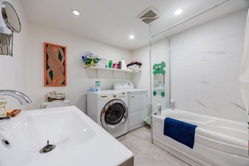 Bathroom - 5535 14E Avenue, Montréal (Rosemont/La Petite-Patrie), QC - Indoor Photo Showing Laundry Room