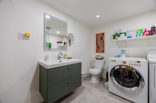 Bathroom - 5535 14E Avenue, Montréal (Rosemont/La Petite-Patrie), QC - Indoor Photo Showing Laundry Room
