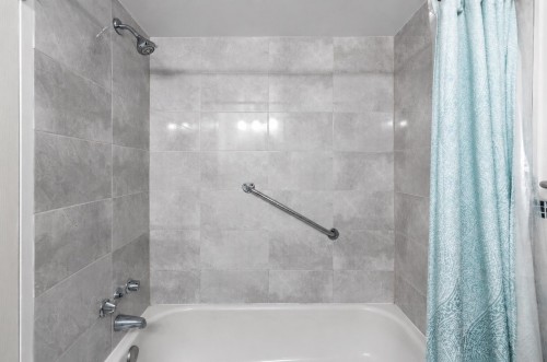 Bathroom - 804-6800 Av. Macdonald, Côte-Saint-Luc, QC - Indoor Photo Showing Bathroom