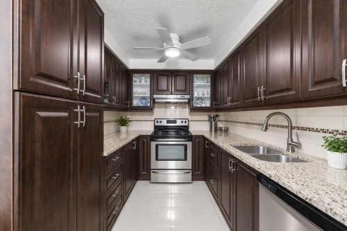 Kitchen - 804-6800 Av. Macdonald, Côte-Saint-Luc, QC - Indoor Photo Showing Kitchen With Double Sink
