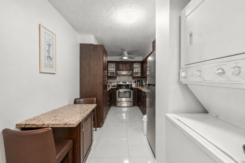 Dinette - 804-6800 Av. Macdonald, Côte-Saint-Luc, QC - Indoor Photo Showing Laundry Room