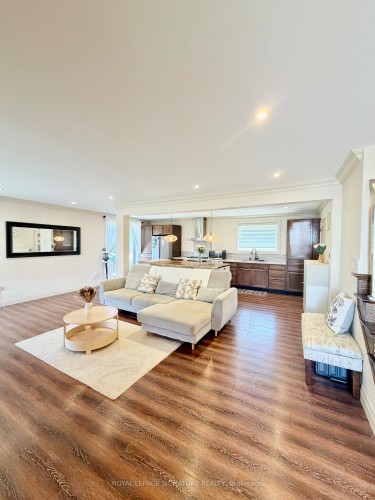 2263 Harcourt Crescent, Mississauga, ON - Indoor Photo Showing Living Room