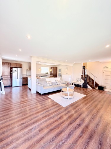 2263 Harcourt Crescent, Mississauga, ON - Indoor Photo Showing Living Room