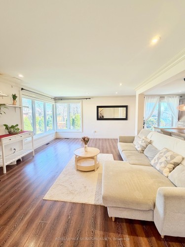 2263 Harcourt Crescent, Mississauga, ON - Indoor Photo Showing Living Room