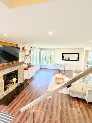 2263 Harcourt Crescent, Mississauga, ON - Indoor Photo Showing Living Room With Fireplace